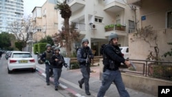 Polisi Israel mencari pelaku penembakan di sekitar tempat kejadian di Tel Aviv, Israel, Jumat, 2 Januari 2015.