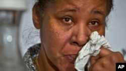 Esaw Snipes, isteri korban Eric Garner, mengusap air mata saat berbicara dalam sebuah panel mengenai brutalitas polisi bulan April lalu.