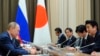 资料照片：2014年2月8日，俄罗斯总统普京（左）和日本首相安倍（右）在俄罗斯索契会晤。