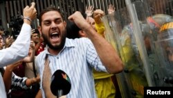 El diputado opositor Juan Requesens participa en una protesta en las afueras del Tribunal Supremo de Justicia, luego de ser agredido por una turba de chavistas.