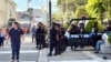 Un grupo de policías patrulla en las principales calles del centro histórico de San Salvador, donde el comercio informal ha sido prohibido. (Karla Arévalo / VOA)