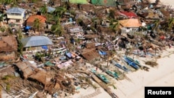 Rumah-rumah yang rusak akibat topan Haiyan di provinsi Iloilo, Filipina tengah (9/11). 