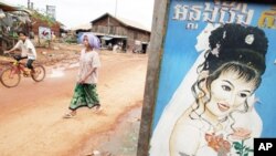 ​រដ្ឋាភិបាល​កម្ពុជា​បាន​ស្នើ​ឲ្យ​ស្ថានទូត​ចិន​ប្រចាំ​នៅ​ប្រទេស​កម្ពុជា​​រឹត​បន្តឹង​ផ្នែក​ទិដ្ឋាការ​ទេសចរ​ដើម្បី​ចូលរួម​ទប់​ស្កាត់​បទ​ល្មើស​នៃ​ការ​ជួញ​ដូរ​មនុស្ស​ពី​ប្រទេស​កម្ពុជា។