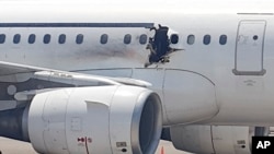 Lubang di badan pesawat yang dioperasikan Daallo Airlines di landasan pacu bandara Mogadishu, Somalia, 2 Februari 2016. 