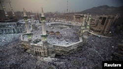 Umat muslim seluruh dunia berkumpul untuk menunaikan ibadah haji di Mesjid Besar kota suci Mekkah (10/10).