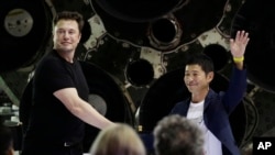 Pendiri dan CEO SpaceX, Elon Musk (kiri), berjabat tangan dengan miliarder Jepang Yusaku Maezawa, (tengah), dan memperkenalkannya kepada para tamu undangan di kantor pusat perusahaan tersebut di Hawthorne, California, sebagai penumpang pertama perjalanan mengelilingi bulan, Senin, 17 September 2018.
