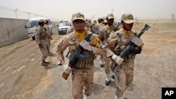 Para penjaga perbatasan Iran berbaris di dekat perbatasan Iran-Pakistan (foto: dok). 
