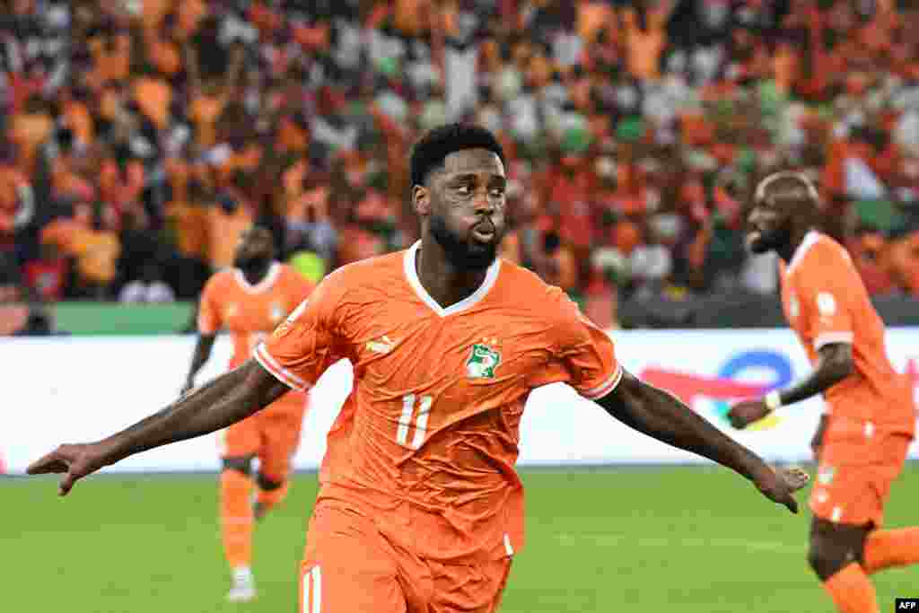 Jean Philippe Nils Stephan Krasso, avançado da Costa do Marfim, celebra o segundo golo da sua equipa durante o jogo de futebol do grupo A da Taça das Nações Africanas (CAN) 2023 entre a Costa do Marfim e a Guiné-Bissau, no Estádio Olímpico Alassane Ouattara, em Ebim, em jaeiro de 2024.