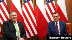 El secretario de Estado de Estados Unidos, Mike Pompeo, y el primer ministro polaco Mateusz Morawiecki, posan para los medios antes de una reunión en la Cancillería en Varsovia, Polonia, el 15 de agosto de 2020.