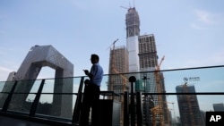 北京的中央電視台（CCTV）總部和旁邊一座在建大樓。