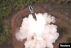 Pemandangan peluncuran uji coba rudal balistik antarbenua (ICBM) berbahan bakar padat baru Hwasong-18 (Foto: via Reuters)