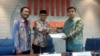 Anggota Ombudsman RI Ahmad Suaedy memberikan laporan temuan Ombudsman ke Asisten Deputi Koordinator Pemajuan dan Perlindungan HAM Kemenko Polhukam Rudy Syamsir di kantor Ombudsman, Jakarta, Kamis (5/12). (Foto: VOA/Sasmito)