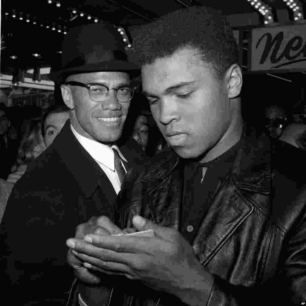 Muhammad Ali bersama pemimpin kulit hitam Muslim Malcolm X di New York City, 1 Maret 1964. 