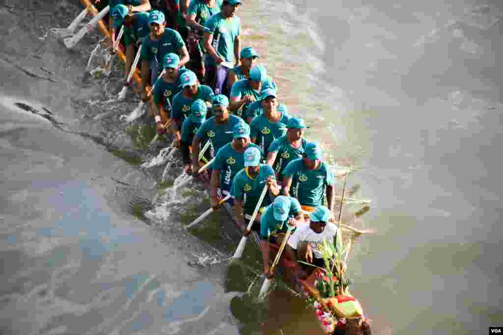 កីឡាករប្រណាំងទូក នាថ្ងៃអាទិត្យ ទី១៣ ខែវិច្ឆិកា ឆ្នាំ២០១៦ ក្នុងថ្ងៃទីមួយនៃព្រះរាជពិធីបុណ្យអុំទូក បណ្ដែត ប្រទីប សំពះព្រះខែ និងអកអំបុក។ ព្រះរាជពិធីបុណ្យអុំទូក ចាប់ផ្ដើមពីថ្ងៃទី១៣ ដល់ថ្ងៃទី១៥ ខែវិច្ឆិកា ជារៀងរាល់ឆ្នាំ ដែលមានទូកភាគច្រើនមកពីបណ្ដាខេត្តនានាតាមបណ្ដោយទន្លេមេគង្គ។ (ឡេង ឡែន/VOA) 