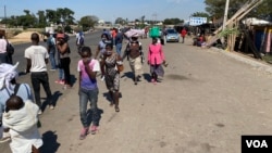 FILE: Abathenga bethengisa impahla benza abakwaziyo emigwaqweni kwele Zimbabwe. (Columbus Mavhunga/VOA)