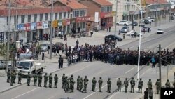中国武警今年5月与内蒙古抗议民众对峙(资料照片)