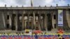 Globos con los colores de la bandera nacional de Colombia en la Plaza Bolívar, el 2 de octubre de 2020, durante un acto simbólico del cuarto aniversario del referéndum realizado para ratificar un histórico acuerdo de de paz entre el gobierno y las FARC. 