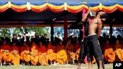 Cambodian students re-enact torture executed by the Khmer Rouge to mark the annual "Day of Anger" at Choeung Ek, 20 May, file photo.