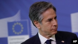 El secretario de Estado de EE. UU., Anthony Blinken, habla con periodistas durante reunión con la presidenta de la comisión Europea, Ursula von der Leyen, en Bruselas, Bélgica, el 24 de marzo de 2021. 