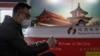 Seorang pelancong menunggu di dekat stan informasi turis di terminal 3 Bandara Internasional Beijing di China. Pemerintah sampai saat ini belum berencana memberlakukan kebijakan pengetatan terhadap pelancong dari China meskipun kasus COVID-19 naik. (Foto: AP)