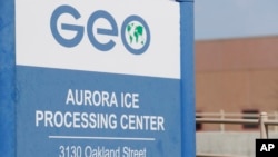 (Archives) L'entrée du centre de détention pour immigrés du groupe GEO à Aurora, au Colorado, le samedi 15 avril 2017.