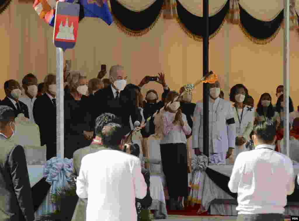 ព្រះមហាក្សត្រ សម្តេចព្រះបរមនាថ នរោត្តម សីហមុនី ថ្វាយព្រះភ្លើងក្នុងពិធីបូជាព្រះសពរបស់សម្តេចក្រុមព្រះ នរោត្តម រណឫទ្ធិ នៅវាលព្រះមេរុ មុខវត្តបុទមវតី រាជធានីភ្នំពេញ ថ្ងៃទី៨ ខែធ្នូ ឆ្នាំ២០២១។ (ហ៊ាន សុជាតា/វីអូអេ)