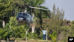Un helicóptero aterriza para evacuar al personal de la embajada de República Dominicana en Puerto Príncipe, Haití, el jueves 21 de marzo de 2024.
