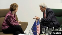 Menlu AS John Kerry (kanan) bertemu dengan Pimpinan kebijakan luar negeri Uni Eropa, Catherine Ashton sebelum menghadiri pertemuan dengan para Menlu Uni Eropa di Galeri Seni Nasional di Vilnius (7/9).