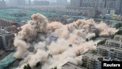 資料照片：中國河南鄭州為建築新住宅區而炸毀舊住宅樓。 （2017年6月12日）