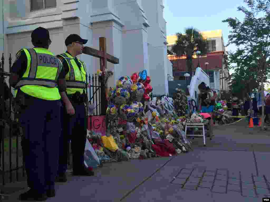 Police stand guard outside the Emanuel AME Church, Charleston, South Carolina, June 20, 2015. (Amanda Scott/VOA)