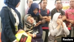 Kerabat para penumpang Lion Air dengan nomor penerbangan JT610 yang jatuh di laut, mendatangi Bandara Depati Amir di Pangkal Pinang, Senin, 29 Oktober 2018. (Foto: Antara via Reuters)