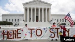 Los beneficiarios de DACA y sus partidarios celebran fuera de la Corte Suprema de los EE.UU., después del fallo contra de la decisión del gobierno de acabar con DACA.