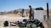 Tentara Israel tampak beristirahat di dekat gerbang di wilayah Dataran Tinggi Golan yang berlokasi di dekat perbatasan Israel dan Suriah, pada 3 Agustus 2020. (Foto: Reuters/Ronen Zvulun)