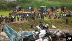 Personal del ejército de Nepal acordona el lugar del accidente aéreo en el Aeropuerto Internacional Tribhuvan en Katmandú, Nepal, el 24 de julio de 2024.