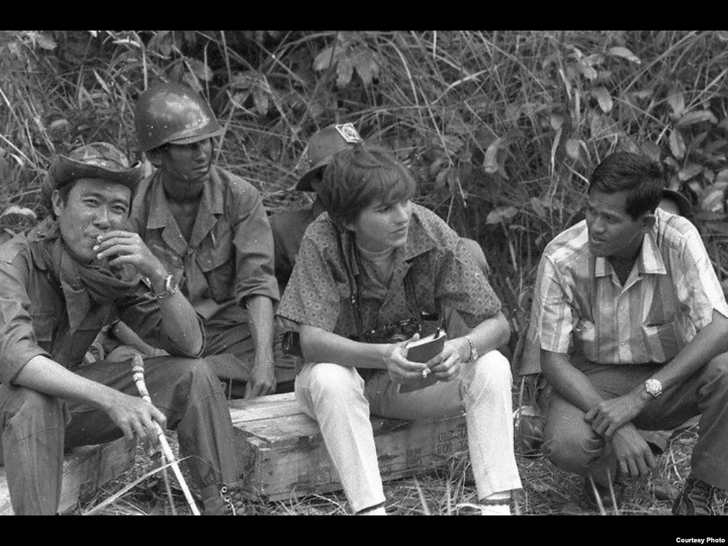 លោកស្រី Kate Webb ជាមួយនឹងទាហាន និងអ្នកបើករថយន្តនៅពេលលោកស្រីចុះទៅយកព័ត៌មាន។ (Sylvana Foa/មជ្ឈមណ្ឌលឯកសារកម្ពុជា)