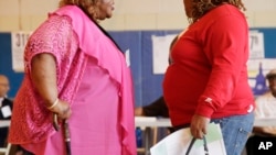 Dua orang perempuan pengidap obesitas di New York. (AP/Mark Lennihan)