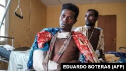 Des survivants du "massacre de Mai Kadra" du 9 novembre 2020, à l'hôpital universitaire de Gondar, dans la ville de Gondar, le 20 novembre 2020.