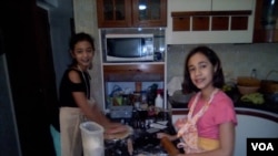 Los niños venezolanos encuentran en casa nuevas actividades para entretenerse en sus vacaciones en medio de la cuarentena por el coronavirus. A las hijas de Patricia Rodríguez les encanta hacer postres. 
