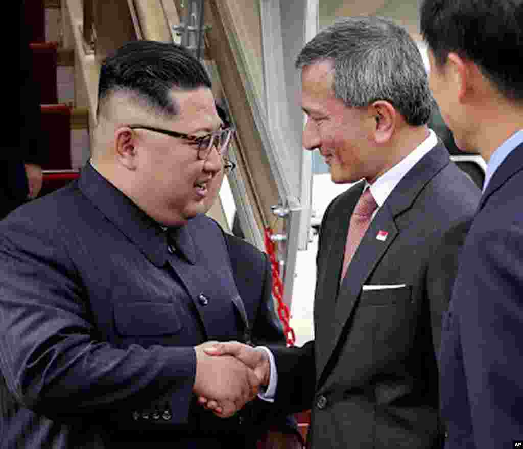Shugaban Koriya Ta Arewa Kim Jong Un yana gaisawa da Ministan harkokin kasashen ketare na Singapore Dr Vivian Balakrishnan a tashar jirgin sama ta kasa da kasa , Juni 10, 2018.