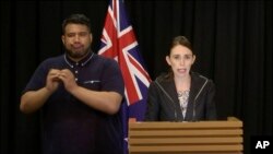 PM Selandia Baru, Jacinda Ardern (kanan) menyampaikan keterangan dalam konferensi pers di Willington, 21 Maret 2019.