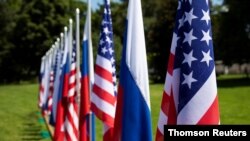 Banderas de EE. UU., Rusia y Suiza en el jardín de villa La Grange, un día antes del encuentro entre los presidentes de EE. UU., Joe Biden, y Rusia, Vladimir Putin, en Ginebra en junio de 2021.
