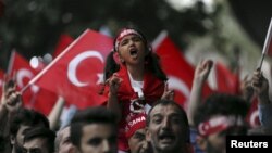 지난달 8일 터키 이스탄불에서 쿠르드노동자당(PKK)에 반대하는 시위대가 터키 국기를 들고 거리 행진을 하고 있다.
