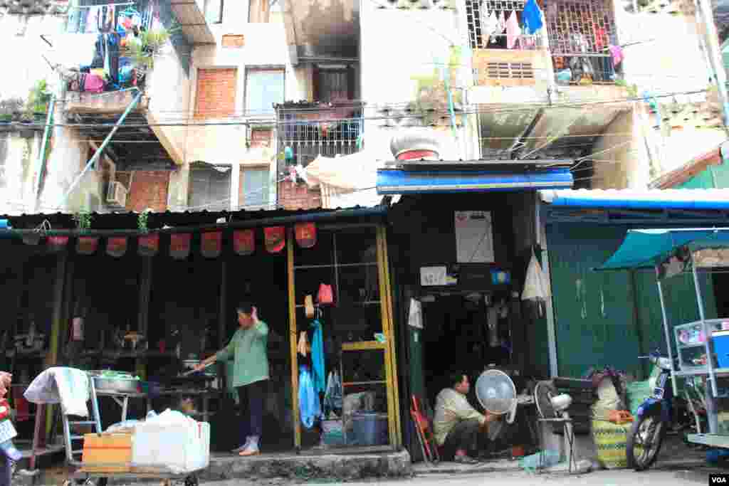 ទិដ្ឋភាពជាទូទៅនៃសកម្មភាពជីវភាពរស់នៅរបស់អ្នករស់នៅអគារប៊ូលឌីងក្នុងរាជធានីភ្នំពេញកាលពីថ្ងៃសុក្រទី៥ ខែកញ្ញា ឆ្នាំ២០១៤។ (នូវ ពៅលក្ខិណា/VOA)