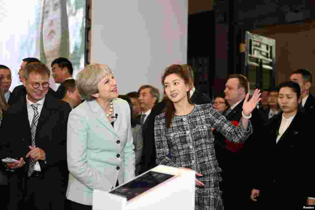 英国首相特蕾莎·梅2018年1月31日访问武汉大学。陪伴在英国首相身边的是中国影视女星江疏影。 江疏影是英国驻华大使馆的“灵动青春形象大使” 。江疏影在上海戏剧学院毕业后去英国读传媒经济学硕士,所以能说英语。