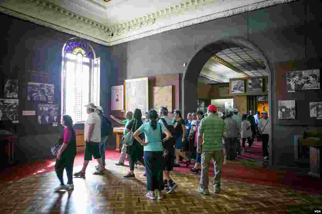 Isroillik turistlar Stalin muzeyini ko'zdan kechirayapti.