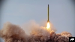 Foto de archivo publicada el 16 de enero de 2021. Simulacro de lanzamiento de un misil en Irán. Teherán advirtió al gobierno de Biden que no tendrá un tiempo indefinido para reunirse sobre el acuerdo nuclear de 2015.