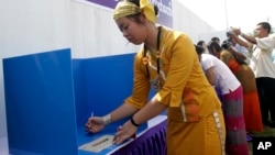 ၂၀၁၀ ရွေးကောက်ပွဲတုန်းက ရှမ်းတိုင်းရင်းသူ မဲဆန္ဒရှင်တဦး မဲ