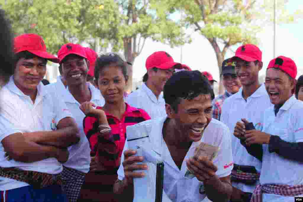 សកម្មភាពរបស់ប្រជាពលរដ្ឋដែលចូលរួមនៅក្នុងថ្ងៃទីមួយនៃព្រះរាជពិធីបុណ្យអុំទូកនៅរាជធានីភ្នំពេញនៃប្រទេសកម្ពុជា នៅថ្ងៃទី៥ ខែវិច្ឆិកា ឆ្នាំ២០១៤។ (នូវ ពៅលក្ខិណា VOA)