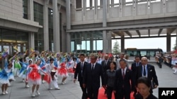 O primeiro-ministro marroquino, Aziz Akhannouch (C), à chegada ao aeroporto internacional da capital Pequim, em Pequim, a 4 de setembro de 2024, para o Fórum de Cooperação China-África (FOCAC), que se realiza de 4 a 6 de setembro.