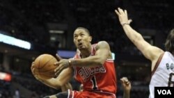 El jugador más valioso de la NBA, Derrick Rose, marcó 28 puntos en el primer partido de la final de la conferencia del este.